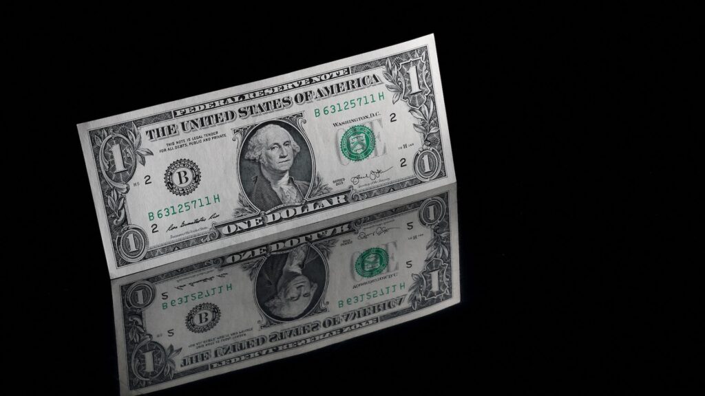 Доллар на столе с отражением