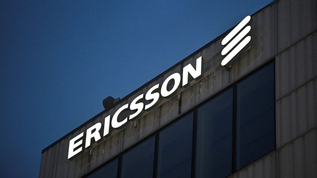 Логотип Ericsson изображен на здании штаб-квартиры компании в Стокгольме, Швеция