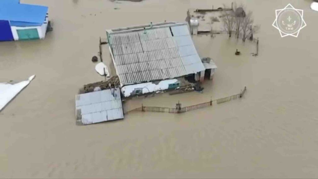 Затопленный во время паводков частный дом