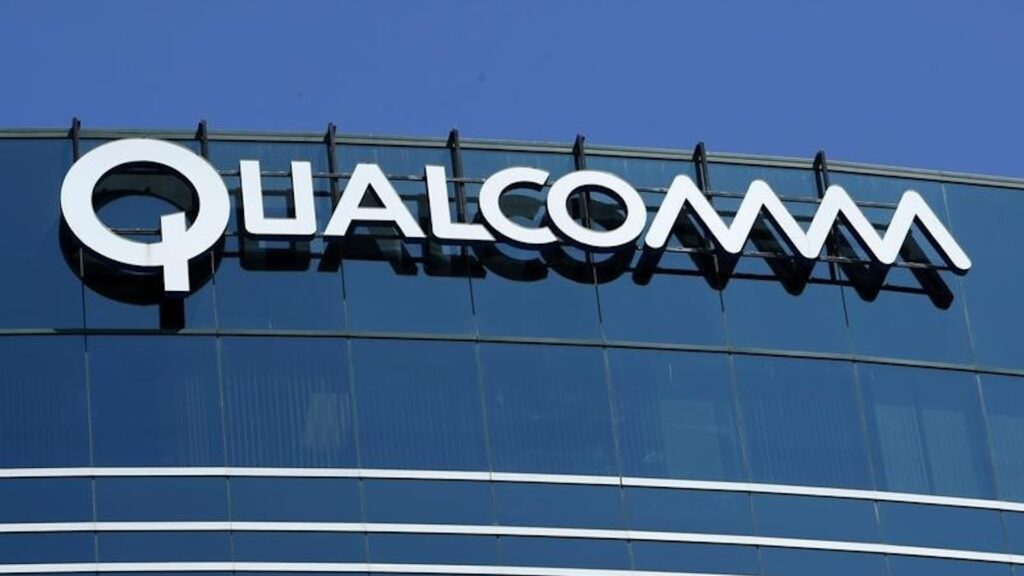 Логотип Qualcomm на стеклянном здании