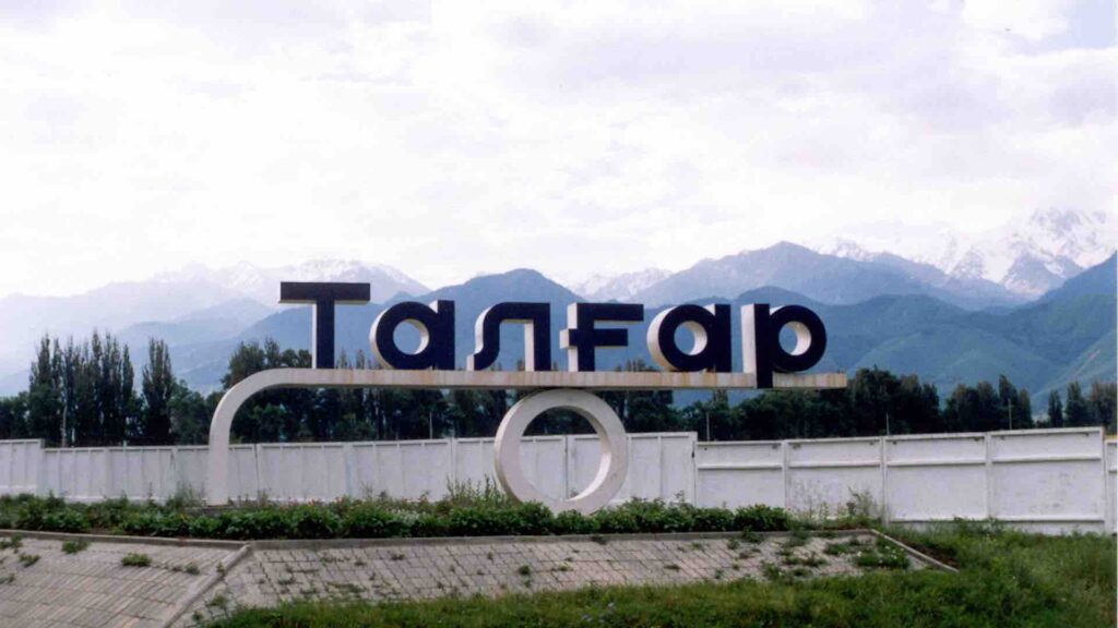 Название города Талгар на фоне гор