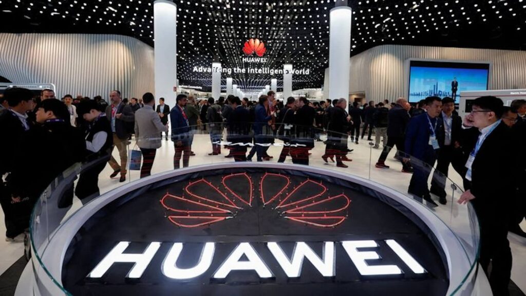 Люди посещают стенд компании Huawei на выставке Mobile World Congress (MWC) 2024 в Барселоне, Испания