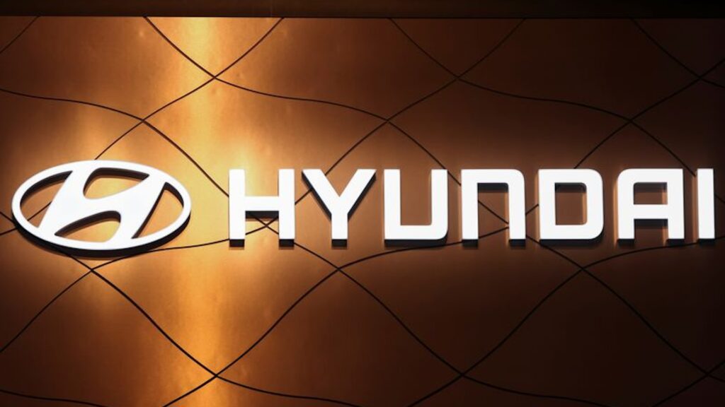Логотип Hyundai Motor Company на Нью-Йоркском международном автосалоне в Манхэттене, Нью-Йорк, США.