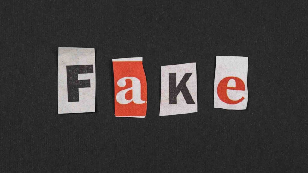 Слово Fake (ложный) на черном фоне