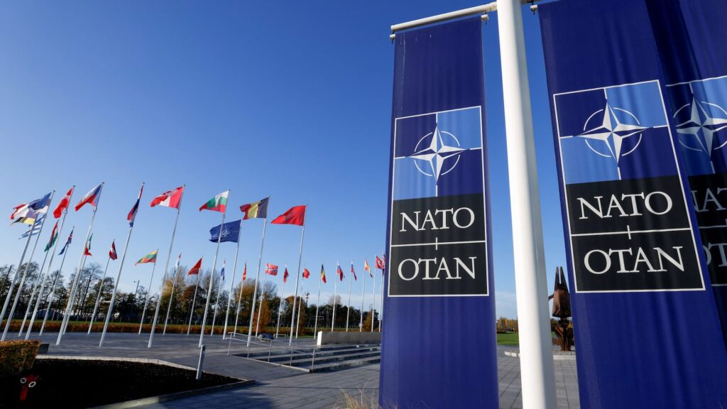 Флаги стран-участниц развеваются у штаб-квартиры НАТО в Брюсселе, Бельгия