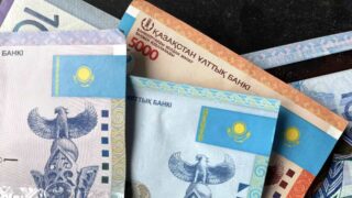 Сколько стоят доллар, евро и рубль в обменниках Казахстана и официальные курсы на 29 марта