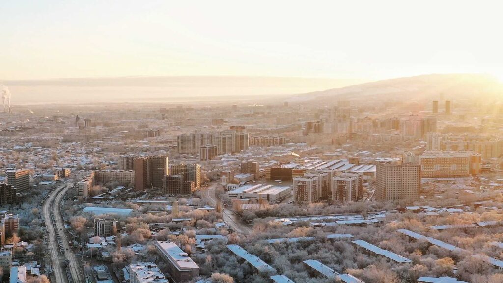 Вид с высоты на Алматы