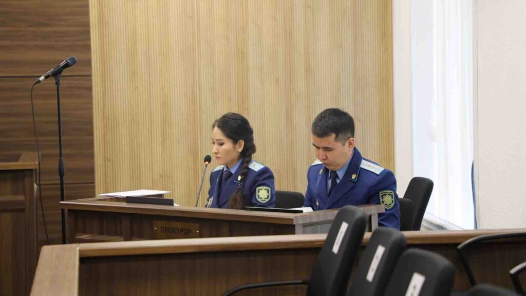 Сторона обвинения сидит за прокурорским столом на суде над Куандыком Бишимбаевым