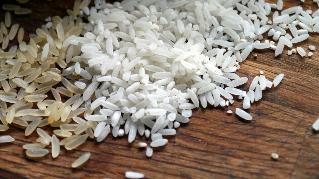 Рис рассыпан на столе
