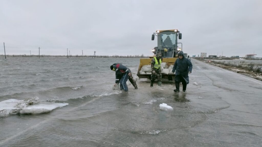 Подтопленная трасса в ЗКО - сотрудники КазАвтоЖол пытаются очистить дорогу от воды