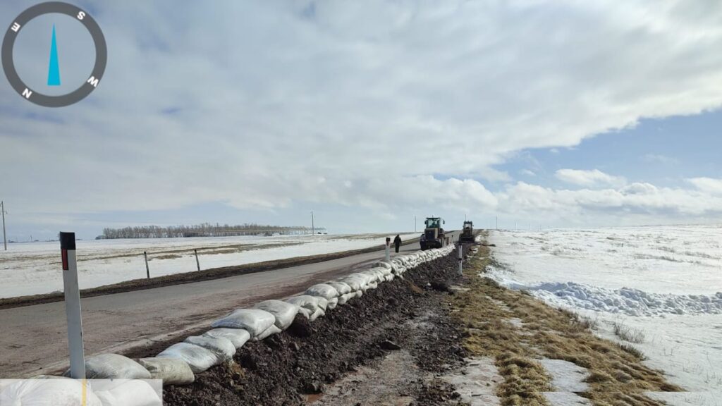 Сотрудники КазАвтоЖол укрепляют трассу в Казахстане от возможного наводнения