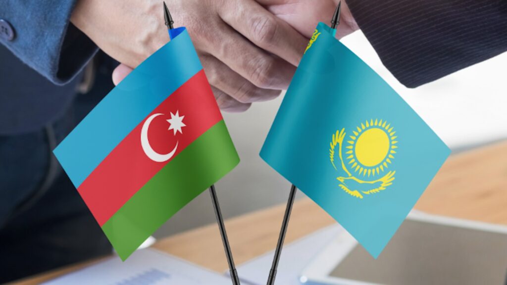 Флаги Казахстана и Азербайджана на фоне пожимающих мужчинами рук