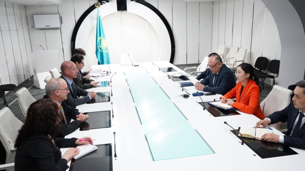 Представители Казахстана и Франции обсуждают проведения исследований бассейна озера Балхаш