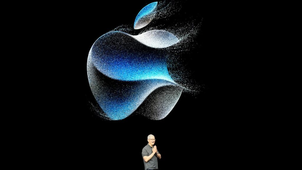 Гендиретор Apple Тим Кук на фоне красивого логтипа Apple