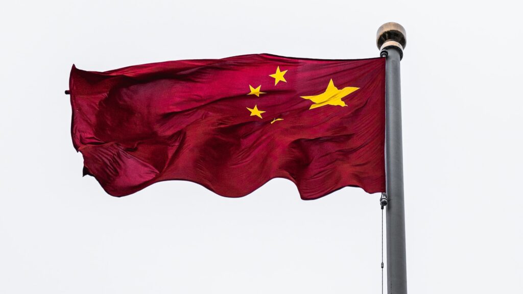 Флаг Китая на фоне серого неба