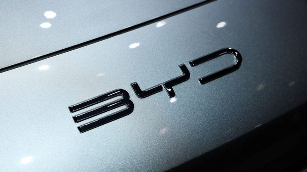 Логотип BYD на автомобиле во время медиа-дня 91-го Женевского автосалона в Женеве, Швейцария.