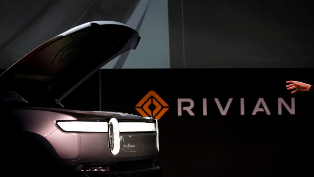 35-летний генеральный директор компании Rivian Р. Дж. Скэринг представляет полностью электрический пикап R1T от Rivian на Лос-Анджелесском автосалоне в Лос-Анджелесе, Калифорния, США.