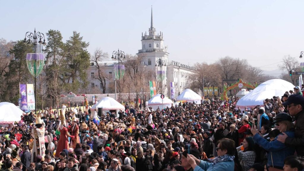 Площадь Астана в Алматы забита людьми, празднующими Наурыз