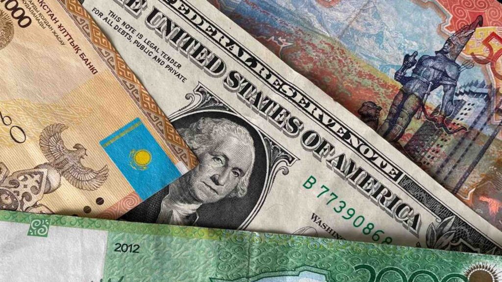 Доллар США окружен казахстанской валютой тенге