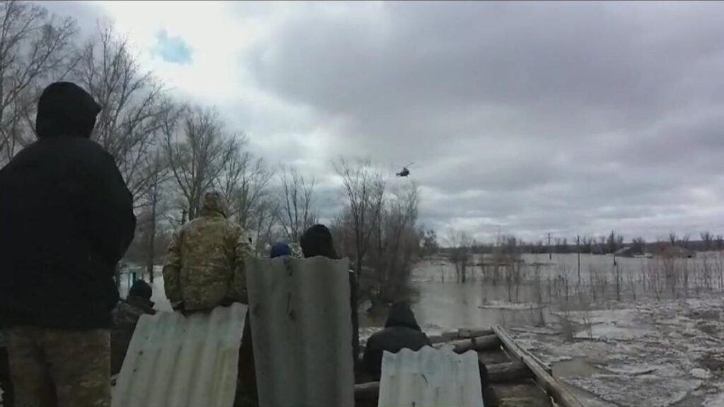 Вертолет подлетает к месту спасения