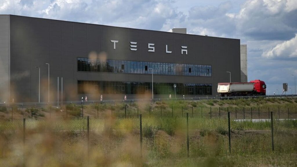 Общий вид здания Gigafactory Berlin-Brandenburg компании Tesla, являющегося частью производства электромобилей, в Грюнхайде, Германия.