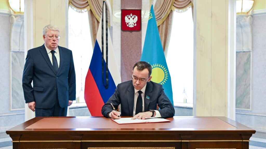 Маулен Ашимбаев выразил соболезнования в посольстве России в Казахстане