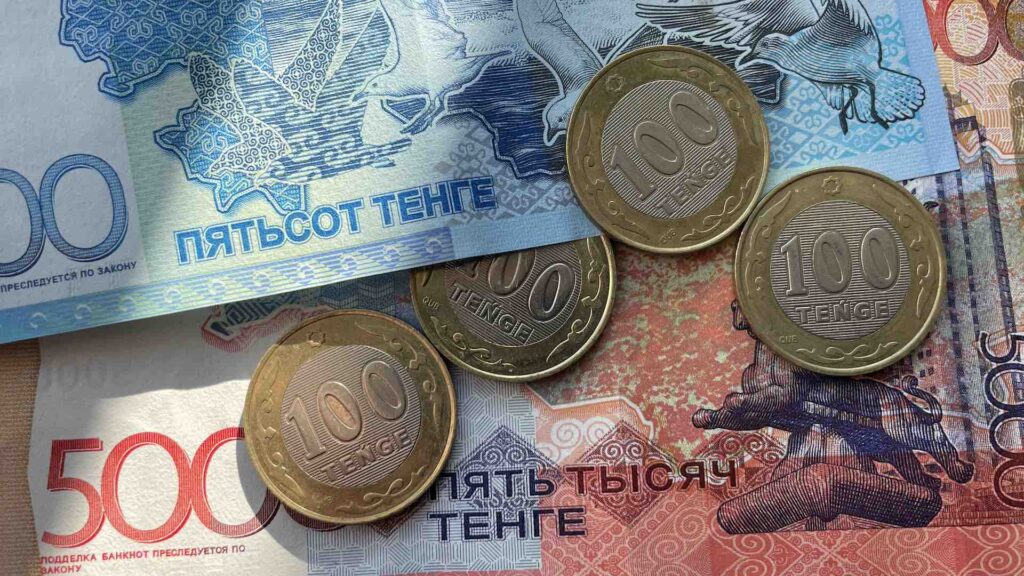500 тенге, 5000 тенге, 100 тенге - казахстанская валюта