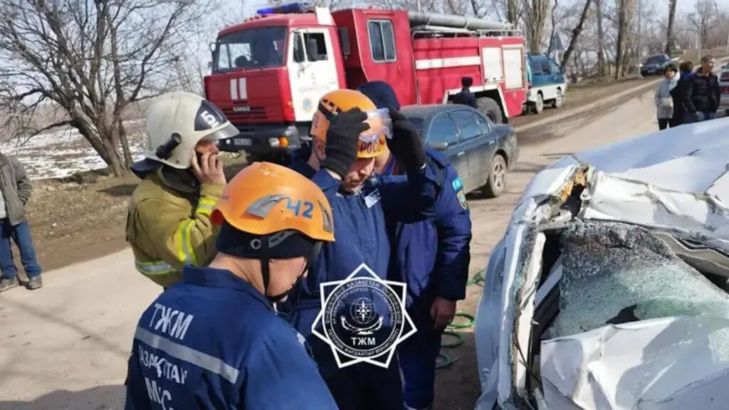 Мужчина оказался зажатым в искореженной машине после аварии в Алматинской области