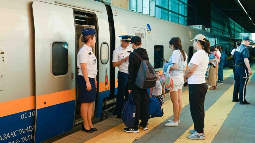 На Алаколь будут курсировать 11 поездов со всего Казахстана