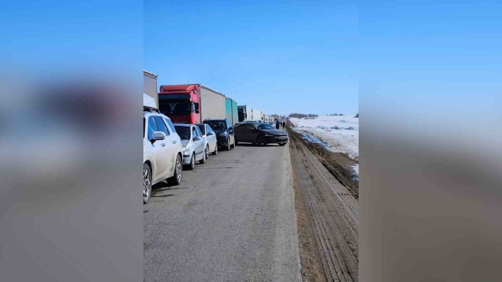 Очередь из автомобилей на границе Казахстана с Россией 21 марта 2024 года