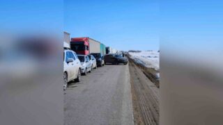 На границе Казахстана и России образовалась огромная очередь из автомобилей