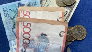 Сколько стоят доллар, евро и рубль в обменниках 11 апреля