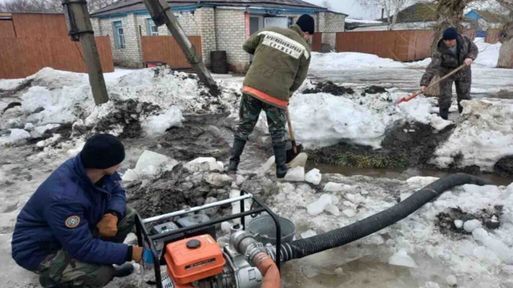 Спасатели откачивают талую воду с помощью мотопомпы