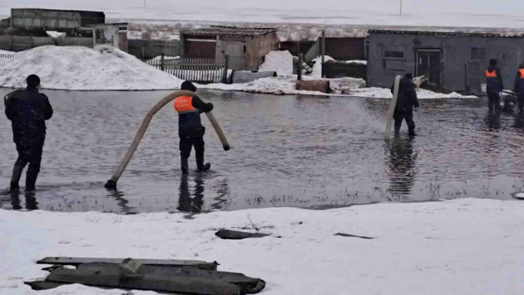 Спасатели откачивают талую воду