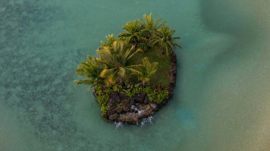 Тропический остров в океане