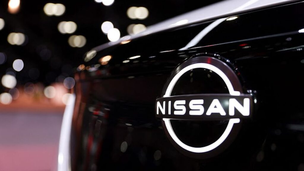 Логотип Nissan на автомобиле во время пресс-дня на Автошоу в Лос-Анджелесе, Калифорния, США.