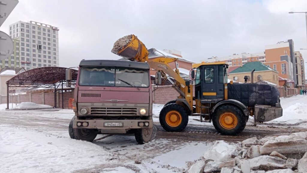 Около 800 единиц спецтехники вышли на уборку снега в ночь в Астане