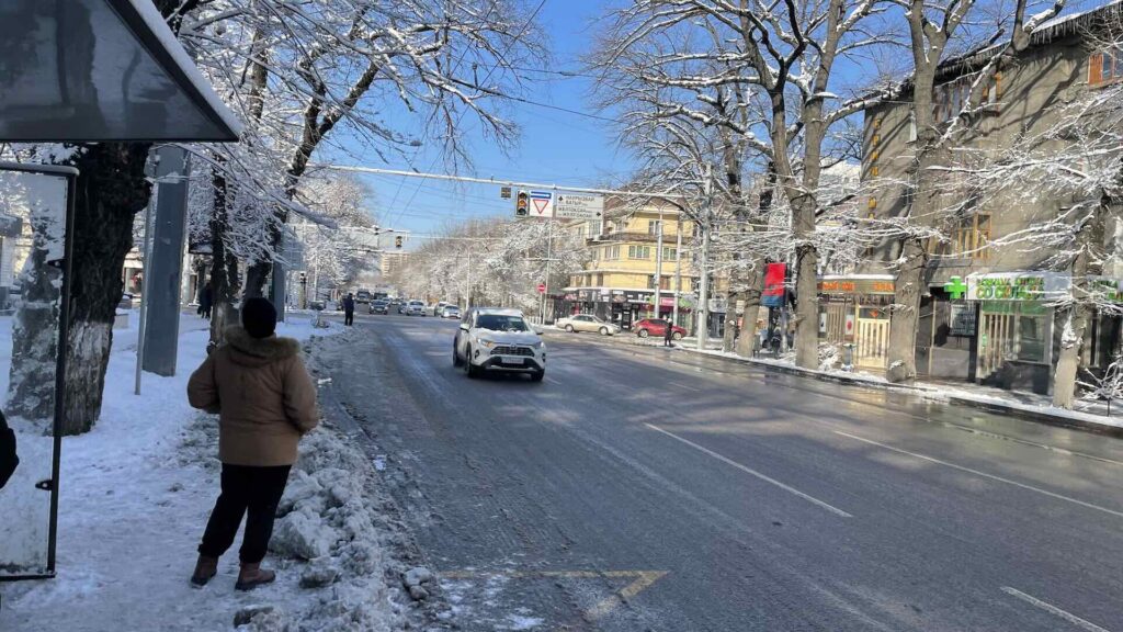 Одна машина на дороге по улице Гоголя в Алматы