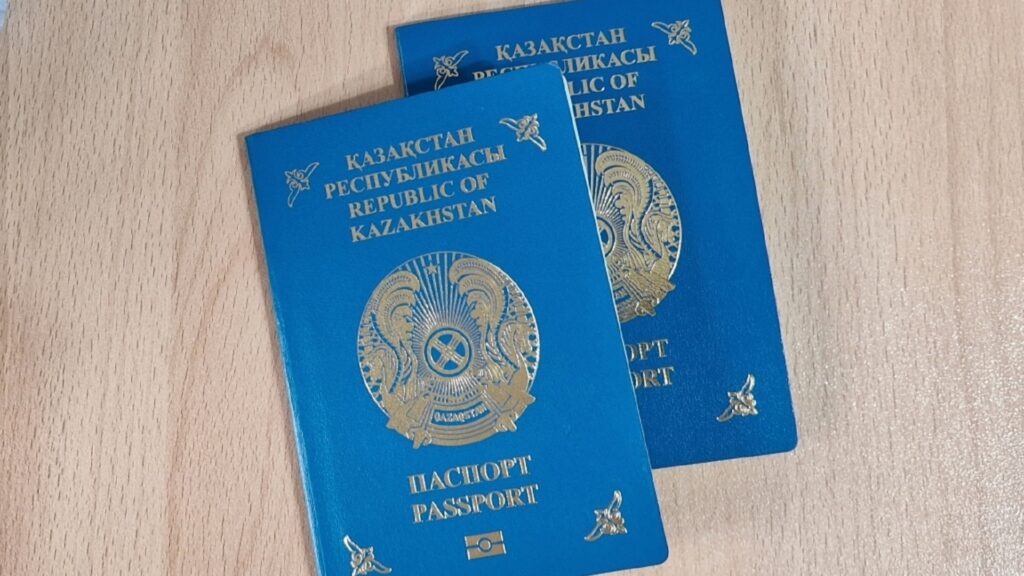 Два паспорта Казахстан на столе