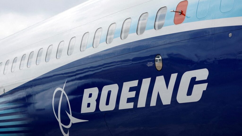 Логотип Boeing на самолете крупным планом
