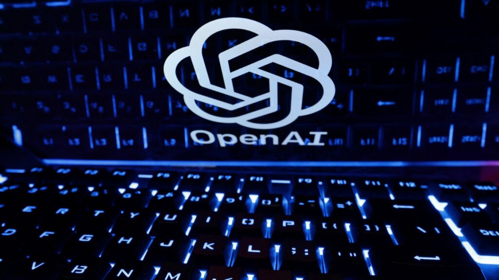 Логотип OpenAI на закрывающемся ноутбуке