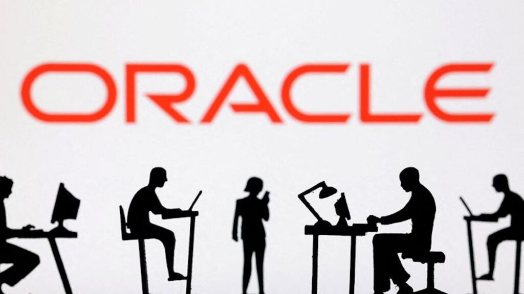 На этой иллюстрации перед логотипом Oracle стоят фигурки с компьютерами и смартфонами.