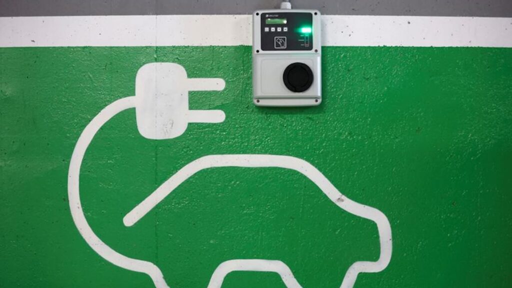 Зарядное устройство Circutor для электромобилей на парковке супермаркета в Тейе, к северу от Барселоны, Испания.