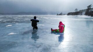 Подростков спасли после провала под лед на реке Урал