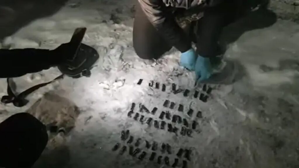 Наркотики лежат на снегу, их фотографирует полиция