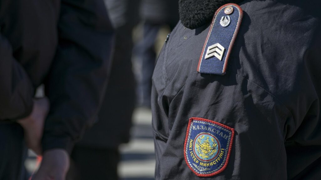 Сотрудник полиции Казахстана в форме