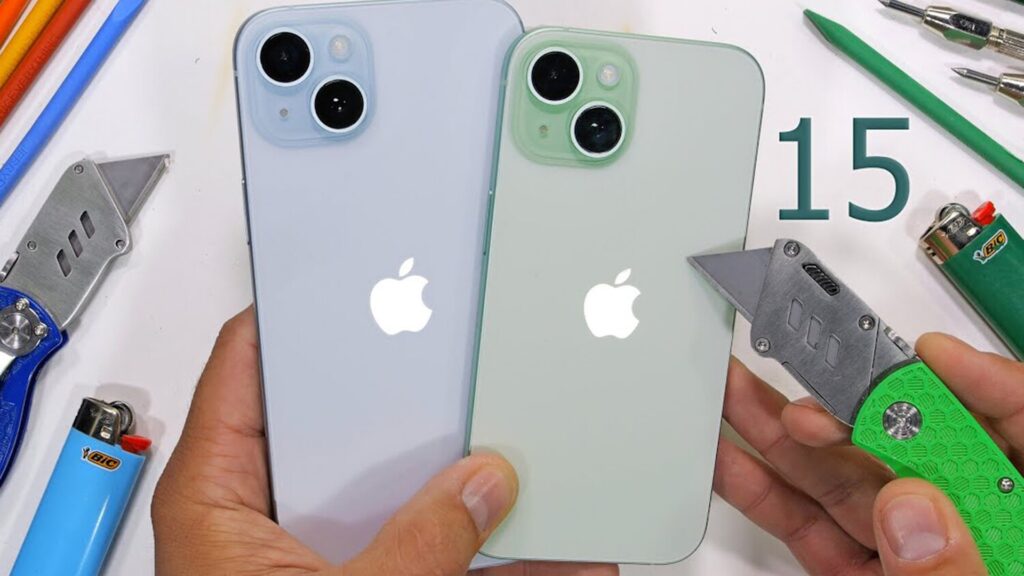 Два iPhone в руках мастера, который хочет их вскрыть