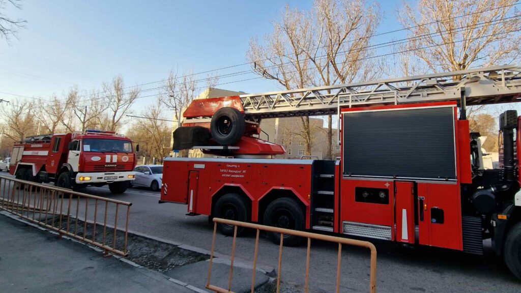 Пожарная машина стоит на дороге