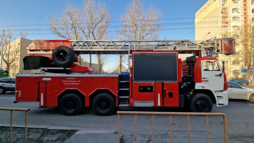 Пожарная машина с лестницей на одной из улиц Алматы