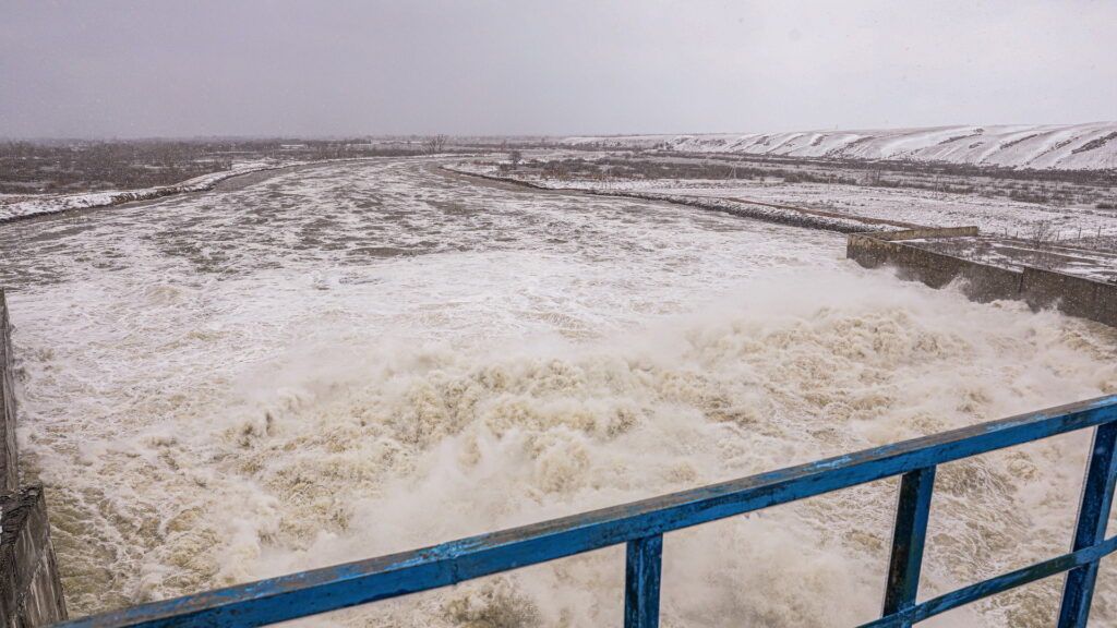 Сброс воды с водохранилища